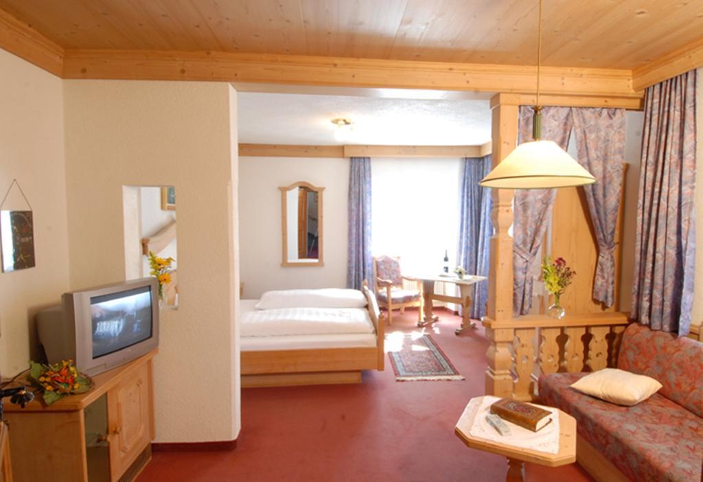 Gasthof Zum Goldenen Loewen Nauders Room photo
